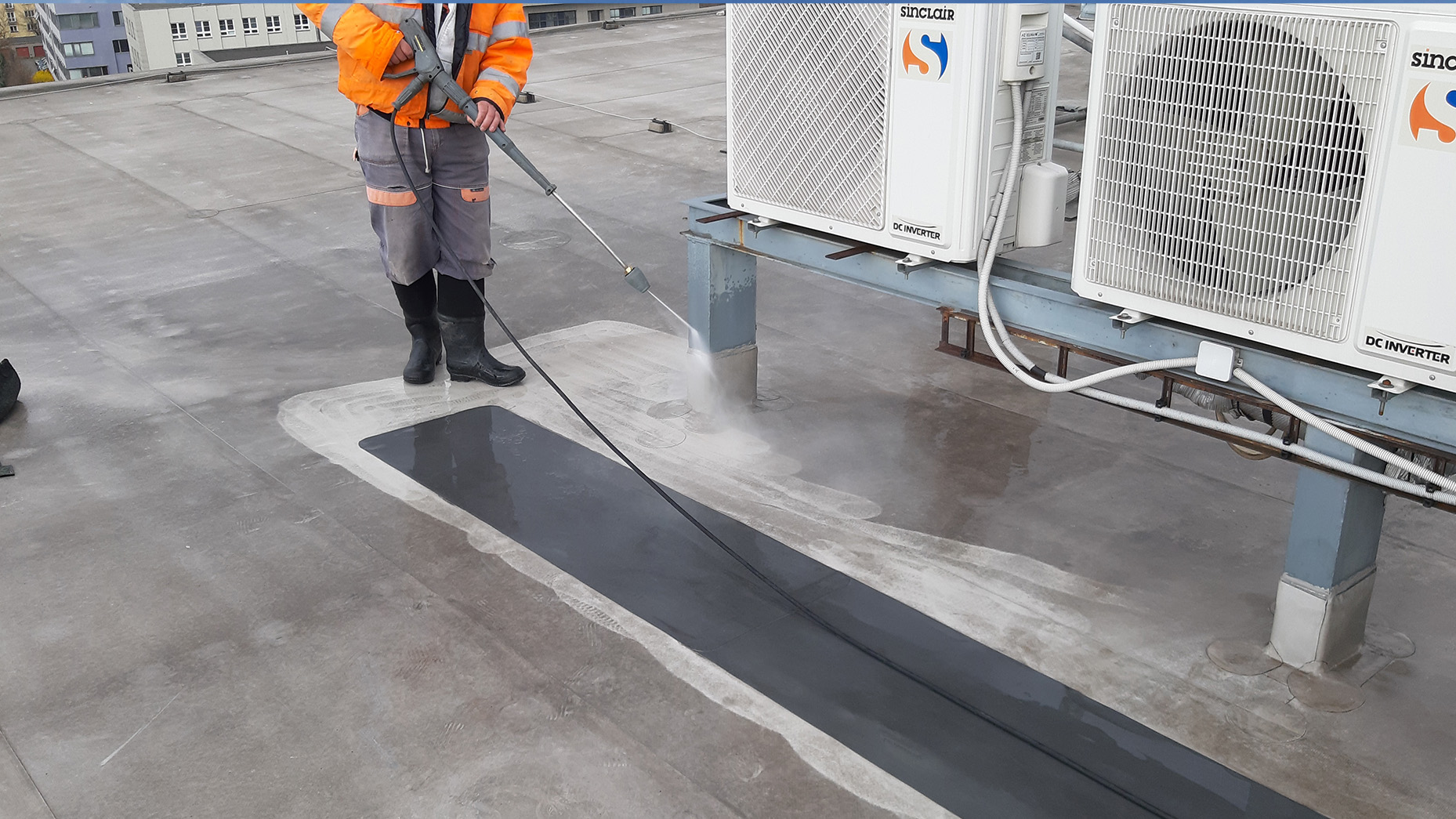 Inspections of flat roofs by an expert technician